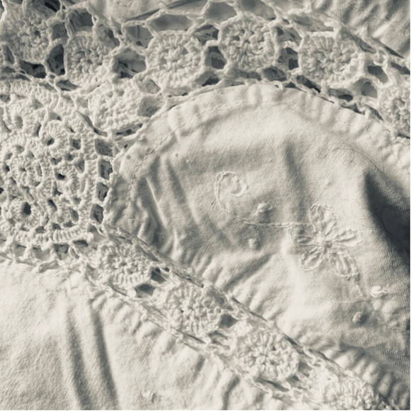 Large Vintage Tablecloth White Lace Crochet Buffet / Party / Formal Dining - Picture 9 of 13